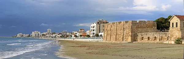 Finikoudes bulvarı üzerindeki Larnaka Kalesi ve Larnaka'daki set, Kıbrıs — Stok fotoğraf