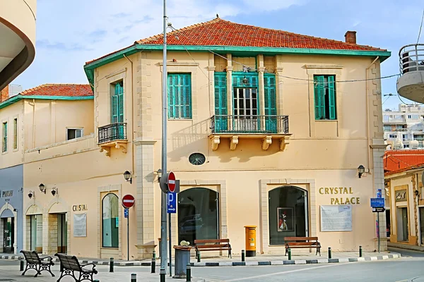Sklepy w Larnace. Crystal Palace to sklep znajdujący się przy ulicy Zenonos Kitieos — Zdjęcie stockowe
