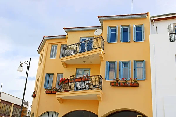 View of yellow house in Larnaca, Cyprus — Stock Photo, Image