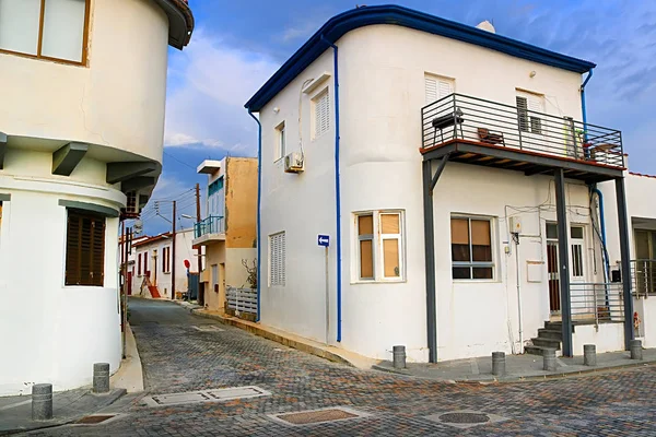 Huizen in de buurt van de zee in Larnaca, Cyprus — Stockfoto