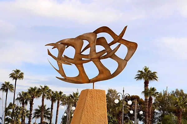 拉纳卡海滩上的金色飞海鸥鸟雕塑 — 图库照片
