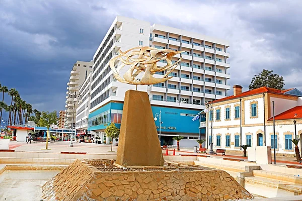 Gabbiano volante dorato scultura di uccelli sulla spiaggia di Larnaca — Foto Stock