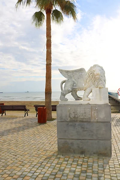 Kıbrıs Rum Kesimi 'nin Larnaka limanındaki Venedik Aslanı anıtı — Stok fotoğraf