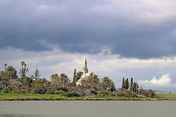 Hala Sultan Tekke of de moskee van Umm Haram, een moslim heiligdom op de westelijke oever van het zoutmeer van Larnaca, in de buurt van Larnaca, Cyprus. Umm Haram was de echtgenote van Ubada bin al-Samit, een metgezel van de profeet Muhammed — Stockfoto