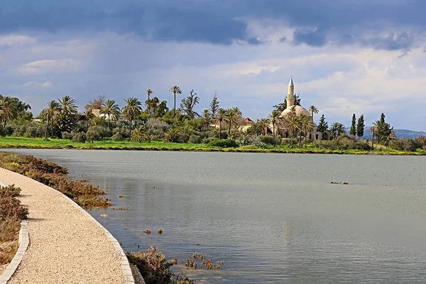 Hala Sultan Tekke veya Ümmü Haram Camii, Larnaka Tuz Gölü'nün batı kıyısında bir Müslüman türbesi, Larnaka, Kıbrıs yakın. ümmü Haram, Hz. Muhammed'in refakatçisi Ubada bin el-Samit'in eşidir. — Stok fotoğraf