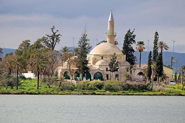 Hala Sultan Tekke eller moskén i Umm Haram, en muslimsk helgedom på västra stranden av Larnaca saltsjö, nära Larnaca, Cypern. Umm Haram var hustru till Ubada bin Al-Samit, en följeslagare till profeten Muhammed — Stockfoto
