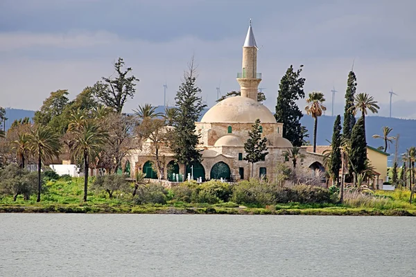 Hala Sultan Tekke or the Mosque of Umm Haram, a Muslim shrine on the west bank of Larnaca Salt Lake, near Larnaca, Cyprus. Umm Haram was the wife of Ubada bin al-Samit, a companion of the Prophet Muhammed — Stock Photo, Image