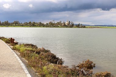 Hala Sultan Tekke veya Ümmü Haram Camii, Larnaka Tuz Gölü'nün batı kıyısında bir Müslüman türbesi, Larnaka, Kıbrıs yakın. ümmü Haram, Hz. Muhammed'in refakatçisi Ubada bin el-Samit'in eşidir.