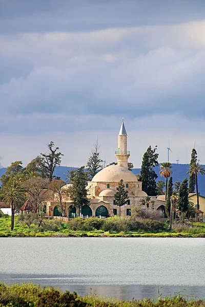 Hala Sultan Tekke ou la mosquée d'Umm Haram, un sanctuaire musulman sur la rive ouest du lac salé Larnaca, près de Larnaca, Chypre. Umm Haram était l'épouse d'Ubada bin al-Samit, un compagnon du Prophète Muhammed — Photo