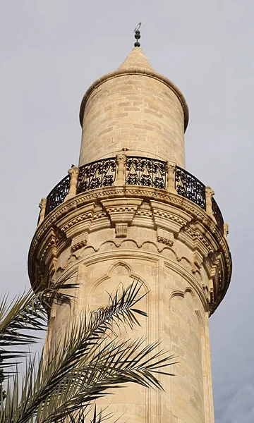 De minaret van de Grans moskee (Djami Kebir zoals het wordt genoemd) in Larnaca, Cyprus — Stockfoto