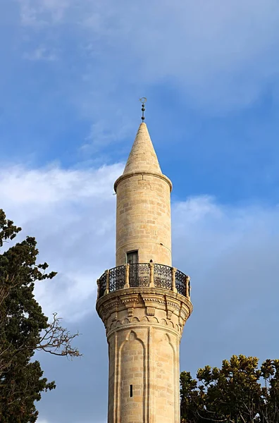 Minaret mešity Grans (Djami Kebir, jak se nazývá) v Larnaka, Kypr — Stock fotografie