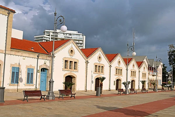 Larnaca Municipal Art Gallery en la Plaza de Europa en Larnaca, Chipre. Primeros edificios coloniales construidos por británicos, restaurados para dar cabida al museo, galería de arte — Foto de Stock