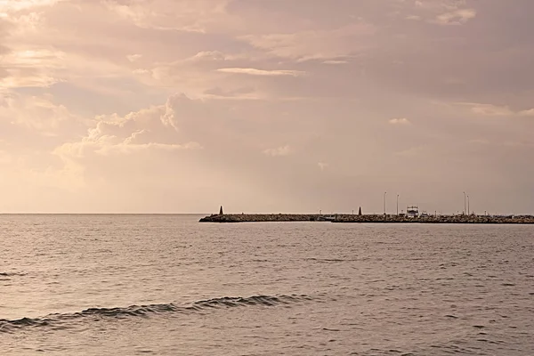 Svítání ráno v Larnaka, Kypr. Pohled na molo a Středozemní moře — Stock fotografie