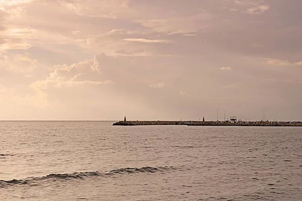 Salida del sol por la mañana en Larnaca, Chipre. Vista del muelle y el mar Mediterráneo —  Fotos de Stock