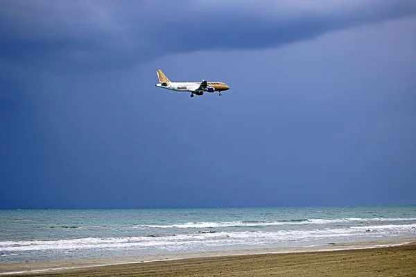 Avion de Gulf Air au-dessus de la plage McKenzie avant d'atterrir à l'aéroport international Larnaca — Photo