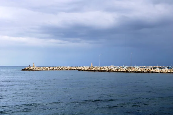 Vista del muelle y el mar Mediterráneo después de la lluvia en Larnaca, Chipre —  Fotos de Stock