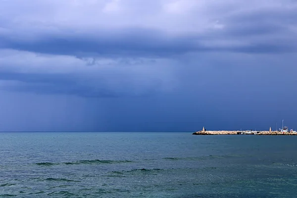 塞浦路斯拉纳卡雨后码头和地中海的景色 — 图库照片