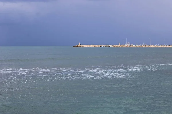 Uitzicht op de pier en de Middellandse zee na de regen in Larnaca, Cyprus — Stockfoto