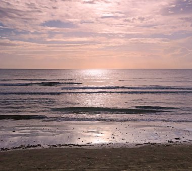 Larnaka, Kıbrıs, Avrupa'da Akdeniz üzerinde gün doğumu