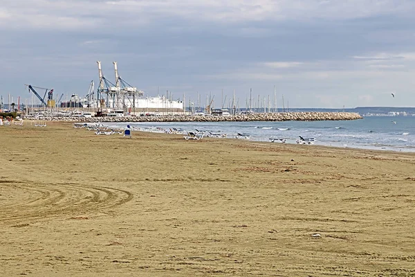 Θέα σε λιμάνι στη Λάρνακα κατά τη διάρκεια μιας ηλιόλουστης άνοιξης, Κύπρος — Φωτογραφία Αρχείου