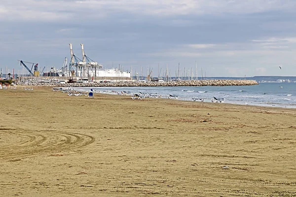 Güneşli bir bahar gününde Larnaka'daki bir liman manzarası, Kıbrıs — Stok fotoğraf