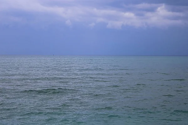 Вид на Середземне море з хмарним синім небом після дощу. Хвилі і вітер на пляжі Ларнаки — стокове фото