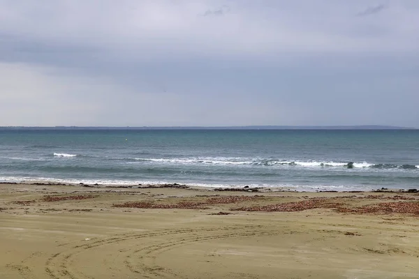 Uitzicht op de Middellandse Zee met een bewolkte blauwe hemel na de regen. Golven en wind in Larnaca Beach — Stockfoto