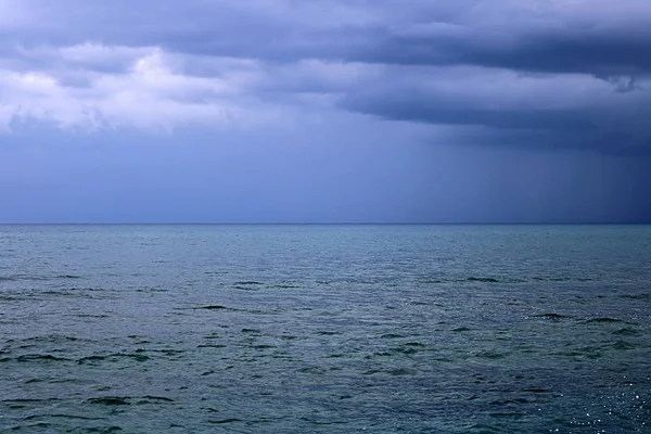 Uitzicht op de Middellandse Zee met een bewolkte blauwe hemel na de regen. Golven en wind in Larnaca Beach — Stockfoto