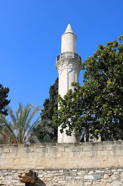 Kıbrıs'ın Larnaka kentinde grans Camii'nin minaresi Djami Kebir olarak adlandırılmıştır. Larnaka kalesinden görünüm