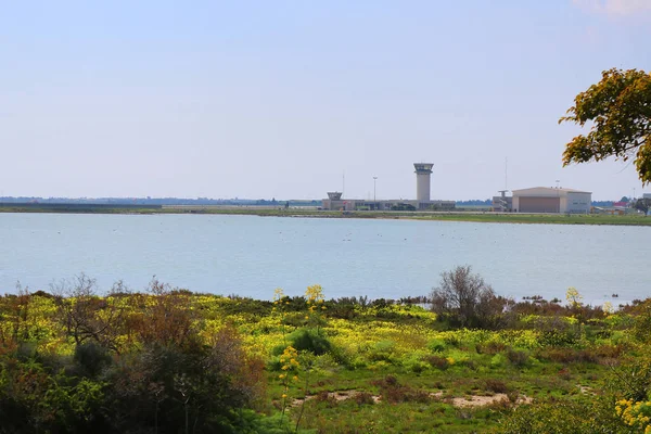 Vista dell'aeroporto di Larnaca e lago salato, Lanaca, Cipro, Europa — Foto Stock