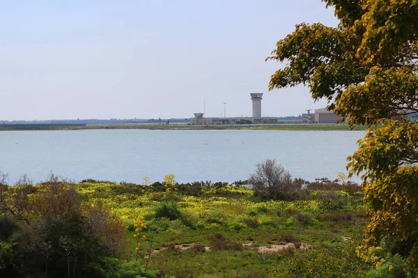 Вид на аэропорт Ларнаки и соленое озеро, Ланака, Кипрус, Европа — стоковое фото