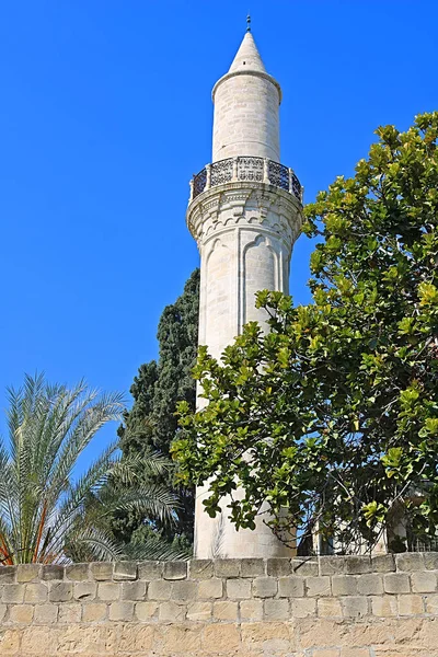 A Grans mecset minaretje, Djami Kebir, ahogy nevezik, Larnaca, Ciprus. Kilátás Larnaca várról — Stock Fotó