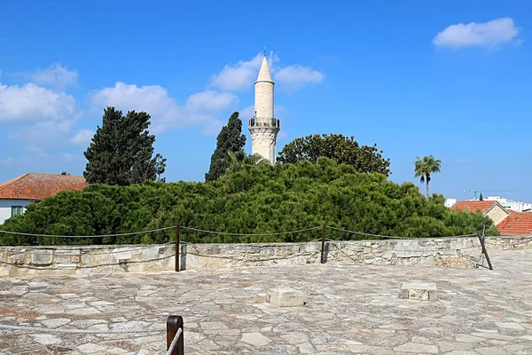 Ο μιναρά του τζαμί Grans, ο ΤΖΑΜΙ Κείρ, όπως ονομάζεται, στη Λάρνακα, στην Κύπρο. Θέα από το κάστρο της Λάρνακας — Φωτογραφία Αρχείου