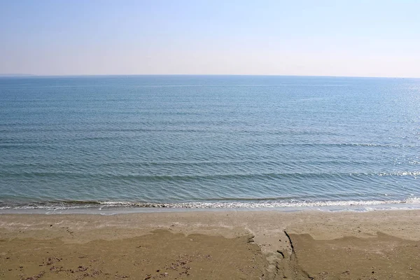 Vista del mar Mediterráneo con un cielo azul claro. Olas y viento en la playa Larnaca —  Fotos de Stock