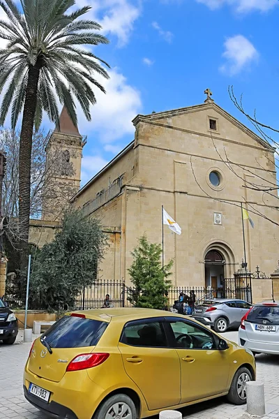 Nicosia, Cypern-mars 06, 2019: kyrkan av helgedomen korsar, en romersk katolsk kyrka — Stockfoto