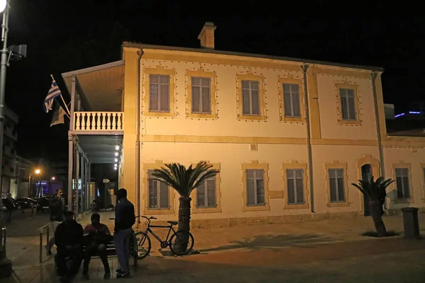 Larnaca, Zypern - 02. März 2019: Blick auf die städtische Kunstgalerie am Europaplatz bei Nacht — Stockfoto