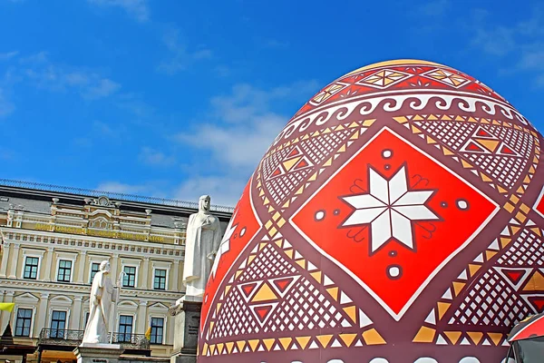 KYIV, UKRAINE - MAY 01, 2017: Big easter egg. Street festival of large Easter eggs on Mikhailovska Square — Stock Photo, Image