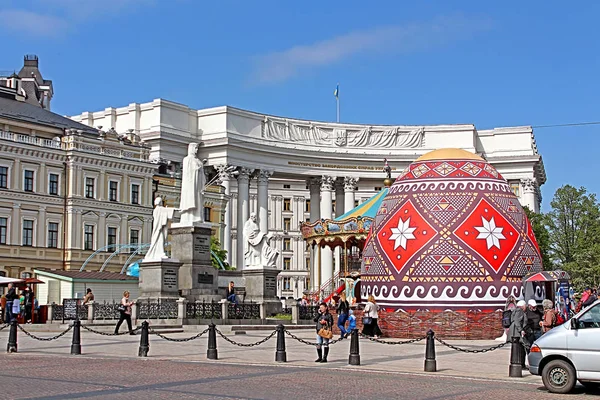 KYIV, UCRAINA - 01 MAGGIO 2017: Grande uovo di Pasqua. Festa di strada di grandi uova di Pasqua su Piazza Mikhailovska — Foto Stock