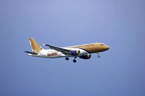 Larnaka, Kıbrıs - 03 Mart 2019: Larnaka Uluslararası Havaalanı'na inmeden önce Gulf Air uçağı Telifsiz Stok Imajlar