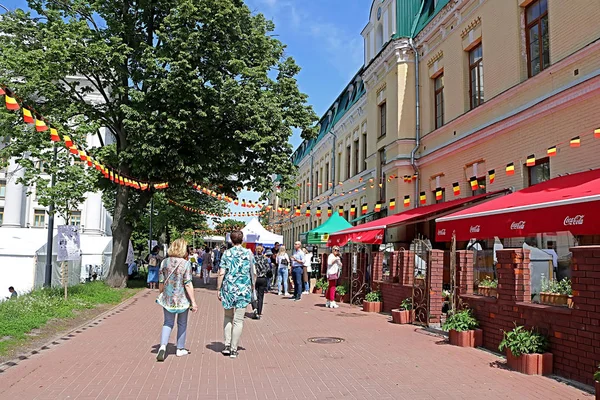 キエフ、ウクライナ - 2019年5月18日:ドイツの旗は、ウクライナのヨーロッパの時代に外交政策省の近くの通りを飾られています — ストック写真