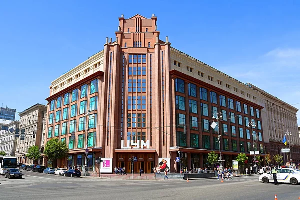 KYIV, UCRANIA - 18 DE MAYO DE 2019: Construcción de un famoso centro comercial Tsum en el centro de Khreschatyk —  Fotos de Stock