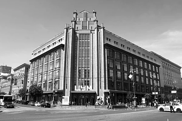 KYIV, UKRAINE - MAY 18, 2019: Building of a famous central department store Tsum in the center of Khreschatyk — Stock Photo, Image