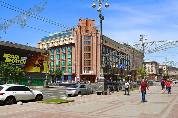 KYIV, UCRANIA - 18 DE MAYO DE 2019: Construcción de un famoso centro comercial Tsum en el centro de Khreschatyk — Foto de Stock