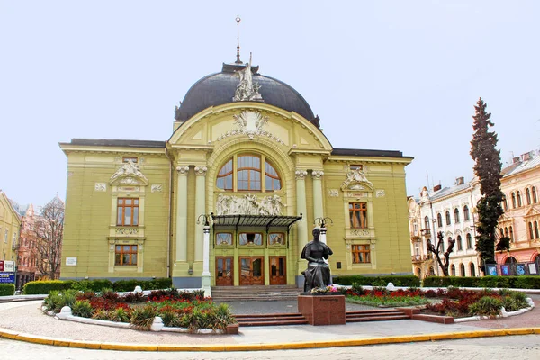 CHERNIVTSI, UCRAINA - 22 APRILE 2017: Chernivtsi Music and Drama Theater, Olga Kobylianska monumento nel tempo piovoso — Foto Stock