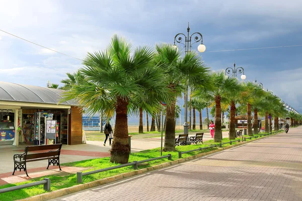 LARNACA, CYPRUS - MARCH 03, 2019: Palm promenade Phinikoudes Popular tourist european destination — Stock Photo, Image