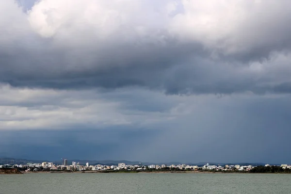 在降雨天气的盐湖视图在拉纳卡， 塞浦路斯 — 图库照片