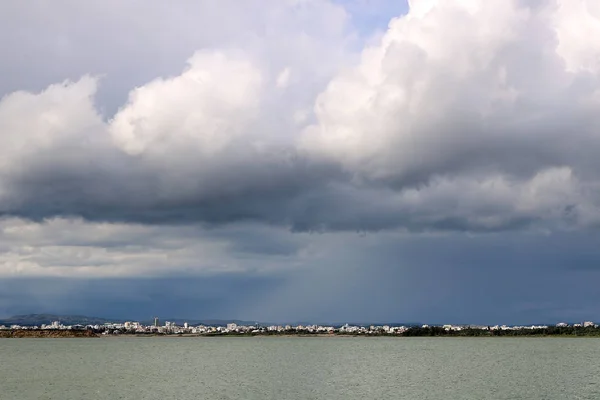 Larnaka, Kıbrıs'ta yağmurlu havalarda tuz gölü nün görünümü — Stok fotoğraf