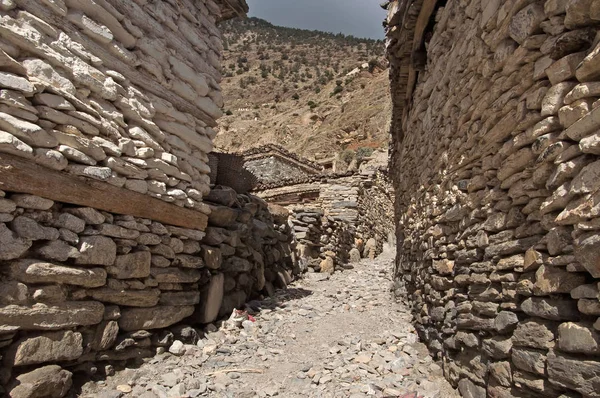 Uitzicht op smalle straat in Marpha dorp op Annapurna Circuit track, Nepal — Stockfoto