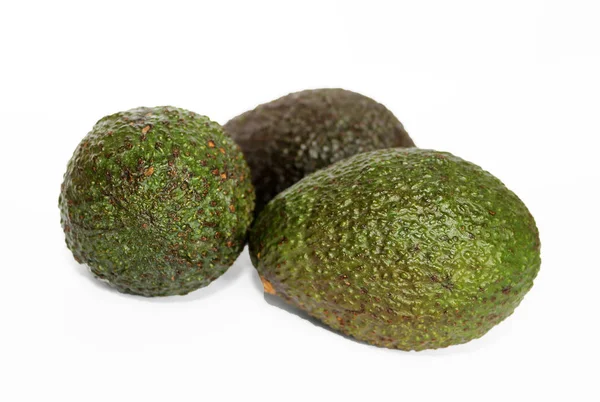 Haas avocado geïsoleerd op een witte studio achtergrond Stockfoto