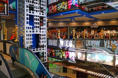 Kiev, Ukrayna - 18 Mayıs 2019: Dream Town1 içinde mağazalar ve asansör. Dream Town şehrin Obolon ilçesinde bir ticaret merkezidir